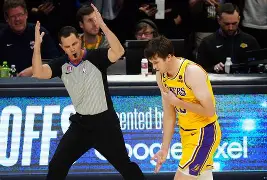 湖人球星三分绝杀，全场观众热烈欢呼，全部那个广告不是电脑.的简单介绍