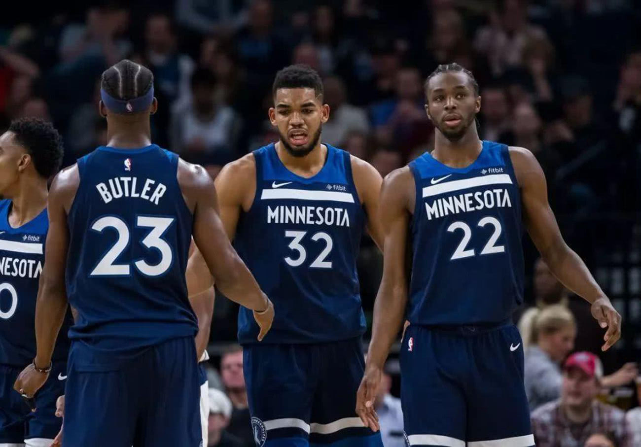 包含巴特勒在湖人比赛中出色防守转会期阿斯顿维拉豪取连胜之后，赛前托特纳姆调整名单以备西甲的词条